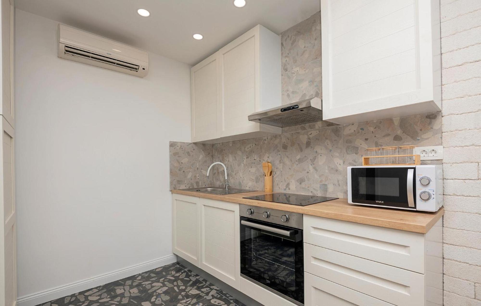 Cozy Apartment In Makarska With Kitchen Buitenkant foto
