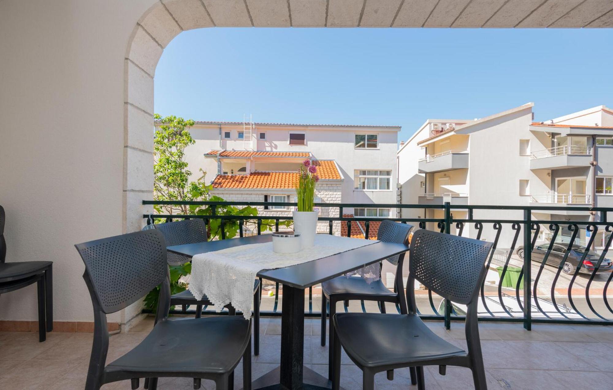 Cozy Apartment In Makarska With Kitchen Buitenkant foto