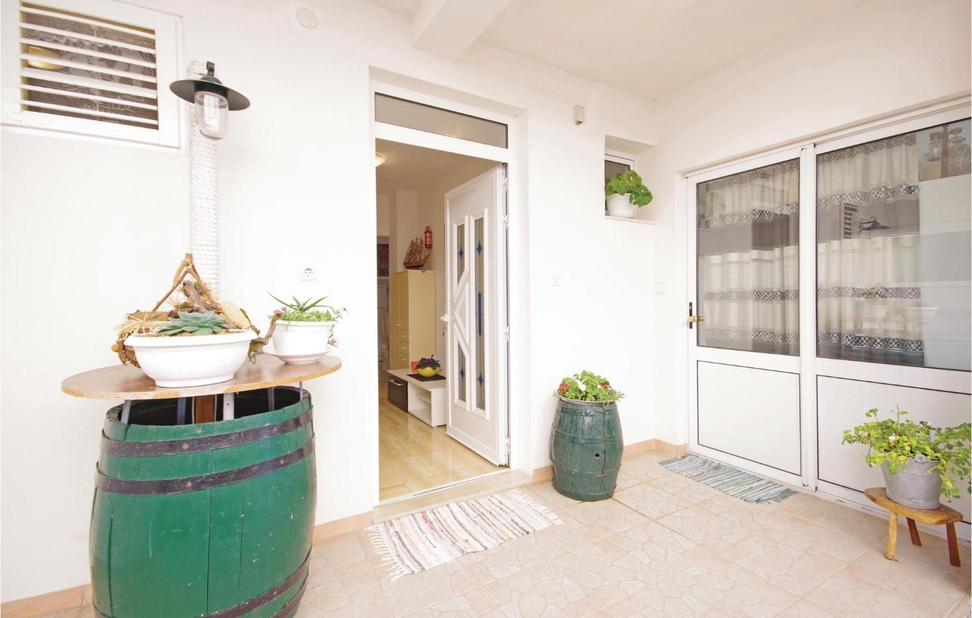 Cozy Apartment In Makarska With Kitchen Buitenkant foto